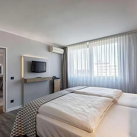 Duesseldorf-neuss By Ihg Hotell 4*