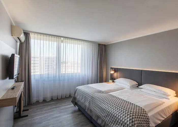 Duesseldorf-neuss By Ihg Hotel 4*